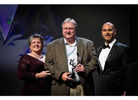 Ray Valentine (center), Chief Technology Officer of KM2 Solutions accepts the 2012 Global Cloud Citizen Mojo Award from inContact’s Durinda Biesman (left), SVP of Customer Experience, and Bassam Salem (right) Chief Business Officer.